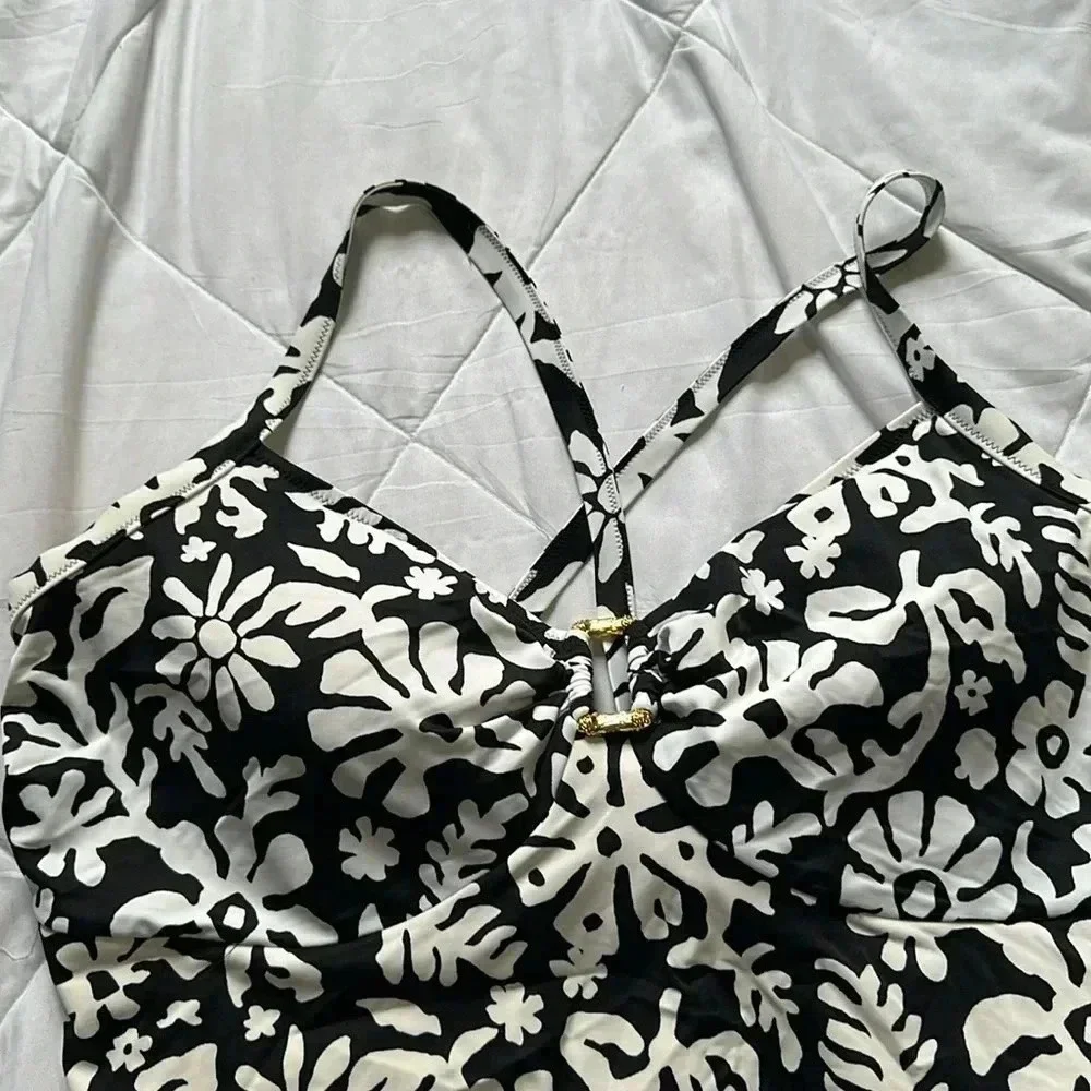 Lands Wnd black and white floral one piece swimsuit gold accent size 26w